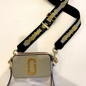 Marc Jacobs snapshot bag. Like new leather. Has some scratches on the logo.